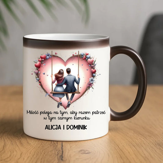 Kubek magiczny dla par - prezent dla chłopaka i dziewczyny - Para na huśtawce - personalizowany W12 - StoryCups.pl