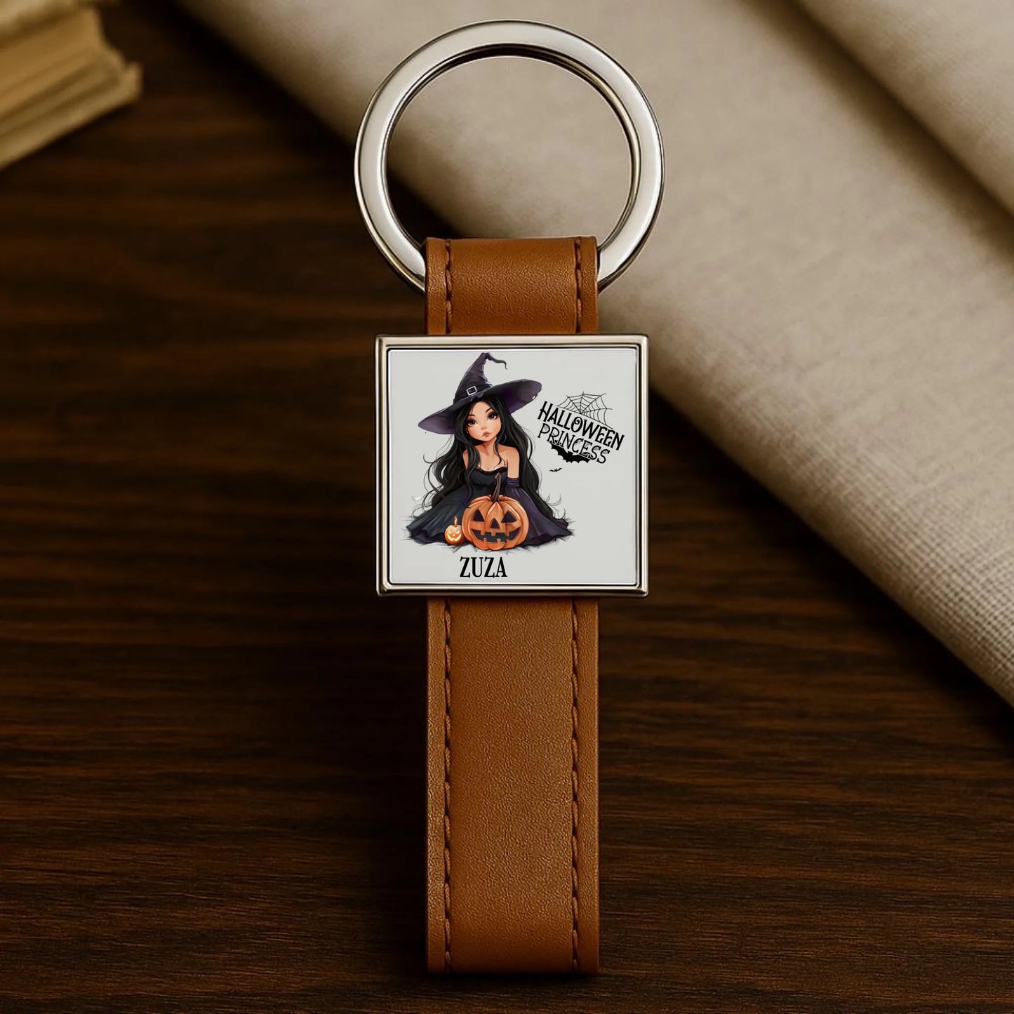 Brelok halloweenowy - Czarownica z dynią - personalizowany HL10 - StoryCups.pl