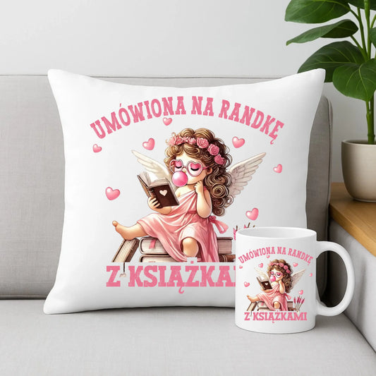 Zestaw poduszka i kubek dla czytelniczki – Umówiona na randkę W19 - StoryCups.pl