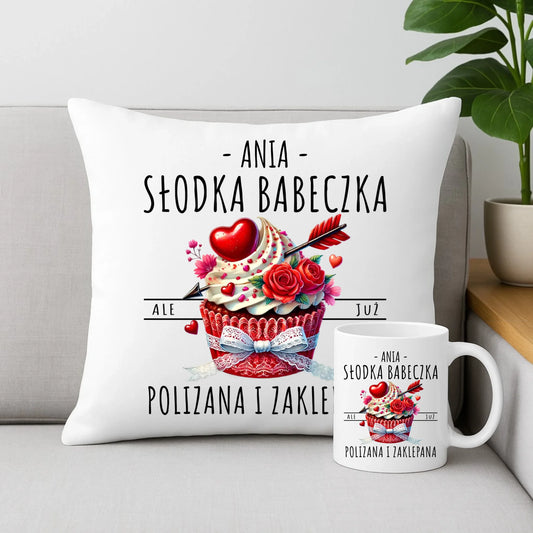 Zestaw poduszka i kubek - Słodka babeczka polizana i zaklepana - personalizowany W37 - StoryCups.pl