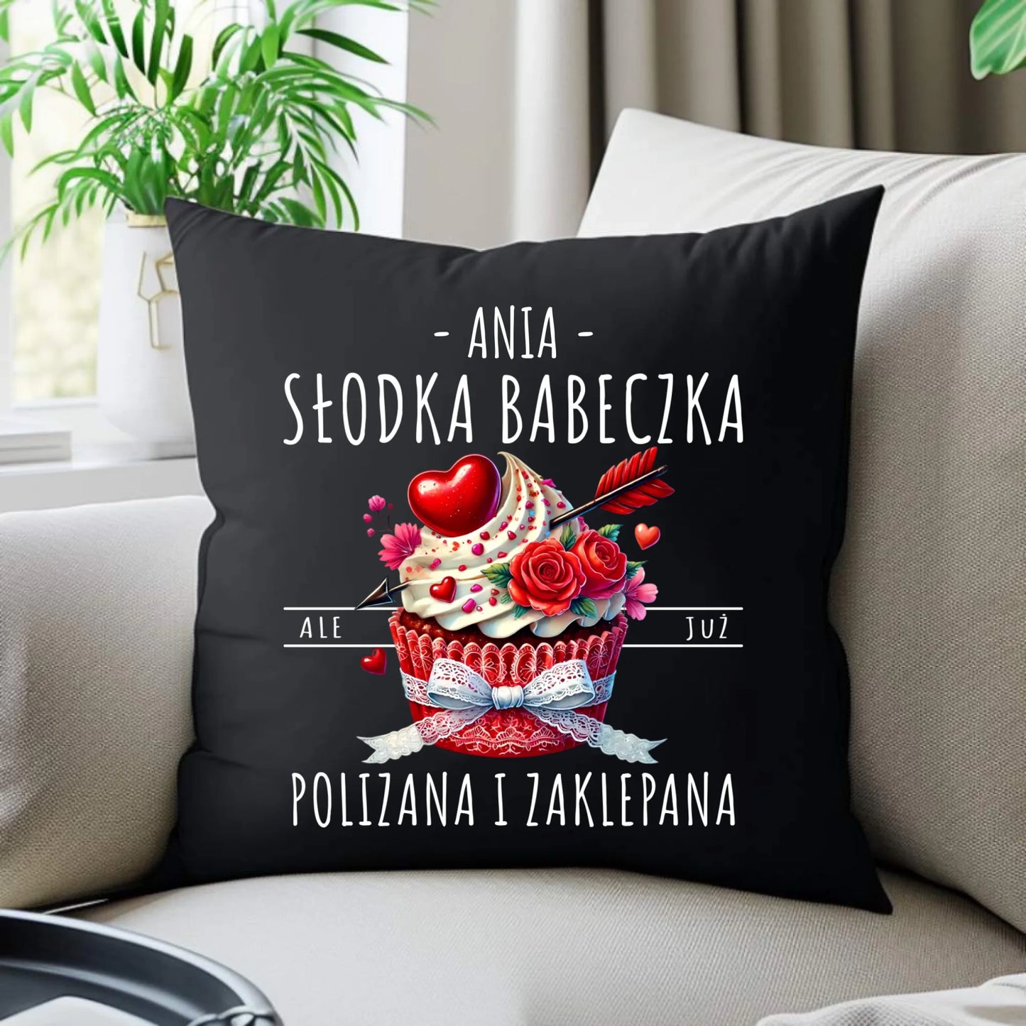 Poduszka dekoracyjna - Słodka babeczka polizana i zaklepana - personalizowana W37 - StoryCups.pl