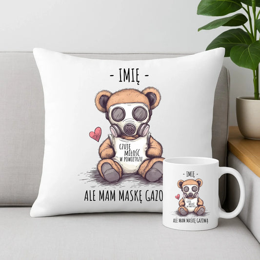Zestaw poduszka i kubek - Miś w masce gazowej - Czuję miłość w powietrzu - personalizowany W38 - StoryCups.pl