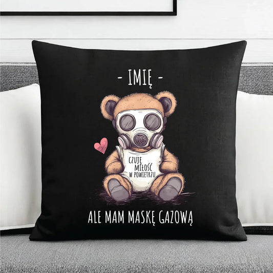Poduszka dekoracyjna - Miś w masce gazowej - Czuję miłość w powietrzu - personalizowana W38 - StoryCups.pl