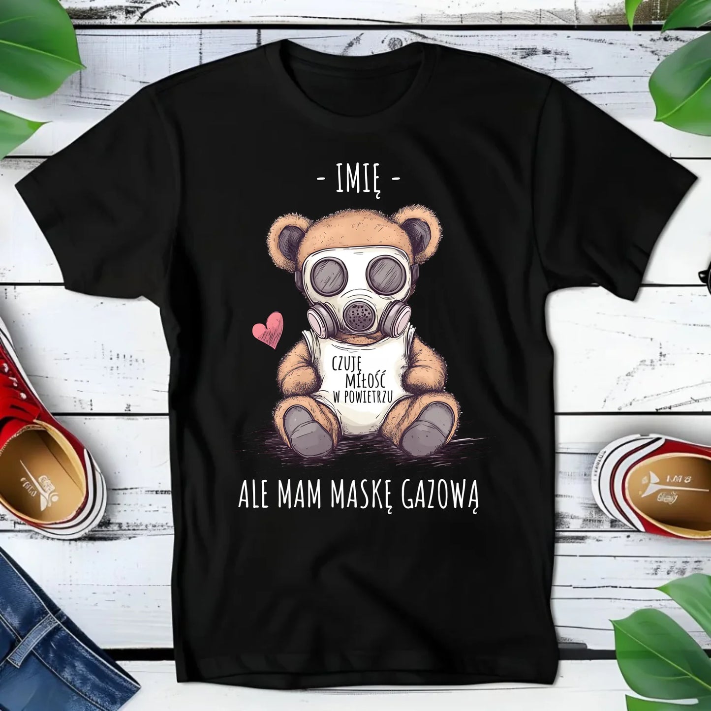 Koszulka dziecięca - Miś w masce gazowej - Czuję miłość w powietrzu - personalizowana W38 - StoryCups.pl