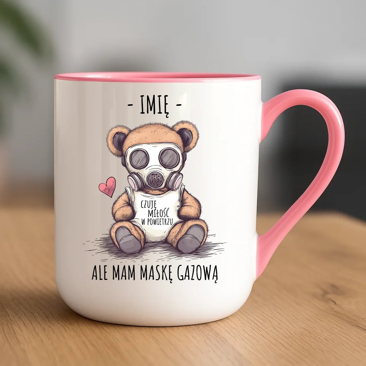 Kubek elegant - Miś w masce gazowej - Czuję miłość w powietrzu - personalizowany W38 - StoryCups.pl