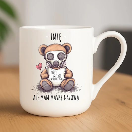 Kubek elegant - Miś w masce gazowej - Czuję miłość w powietrzu - personalizowany W38 - StoryCups.pl