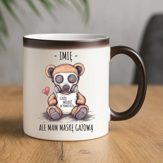 Kubek magiczny - Miś w masce gazowej - Czuję miłość w powietrzu - personalizowany W38 - StoryCups.pl
