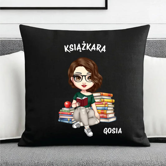 Poduszka dekoracyjna - Książkara - Prezent dla miłośniczki czytania książek - personalizowana DZ03 - StoryCups.pl