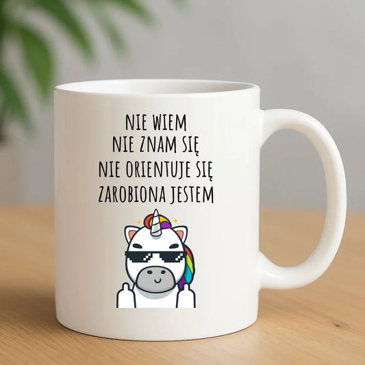 Śmieszny kubek z napisem - Nie wiem, nie znam się, zarobiona jestem DZ05 - StoryCups.pl