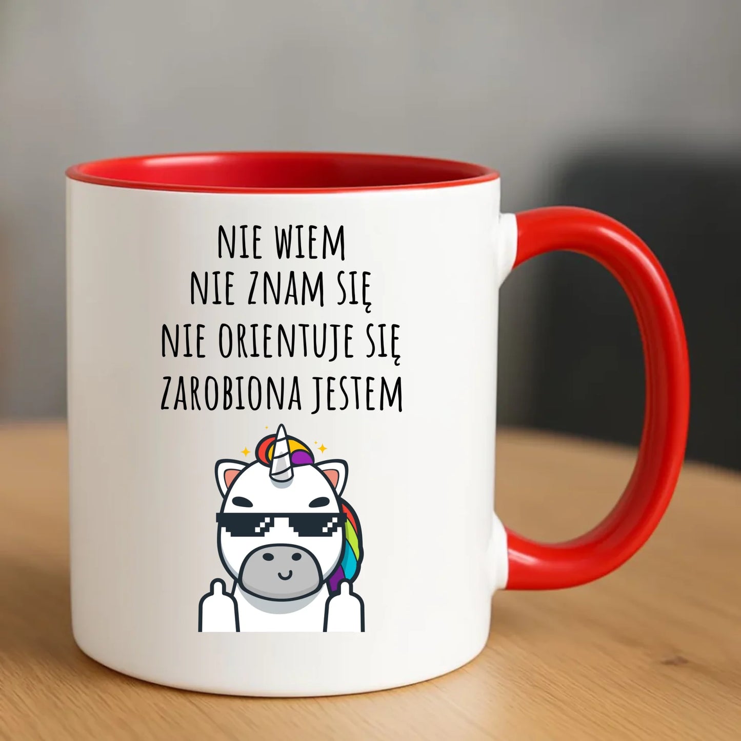 Śmieszny kubek z napisem - Nie wiem, nie znam się, zarobiona jestem DZ05 - StoryCups.pl