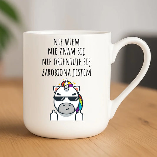 Śmieszny kubek elegant z napisem - Nie wiem, nie znam się, zarobiona jestem DZ05 - StoryCups.pl