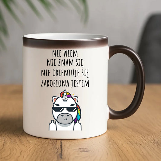 Śmieszny kubek magiczny z napisem - Nie wiem, nie znam się, zarobiona jestem DZ05 - StoryCups.pl