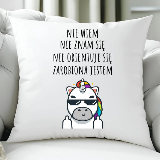 Śmieszna poduszka z napisem - Nie wiem, nie znam się, zarobiona jestem DZ05 - StoryCups.pl