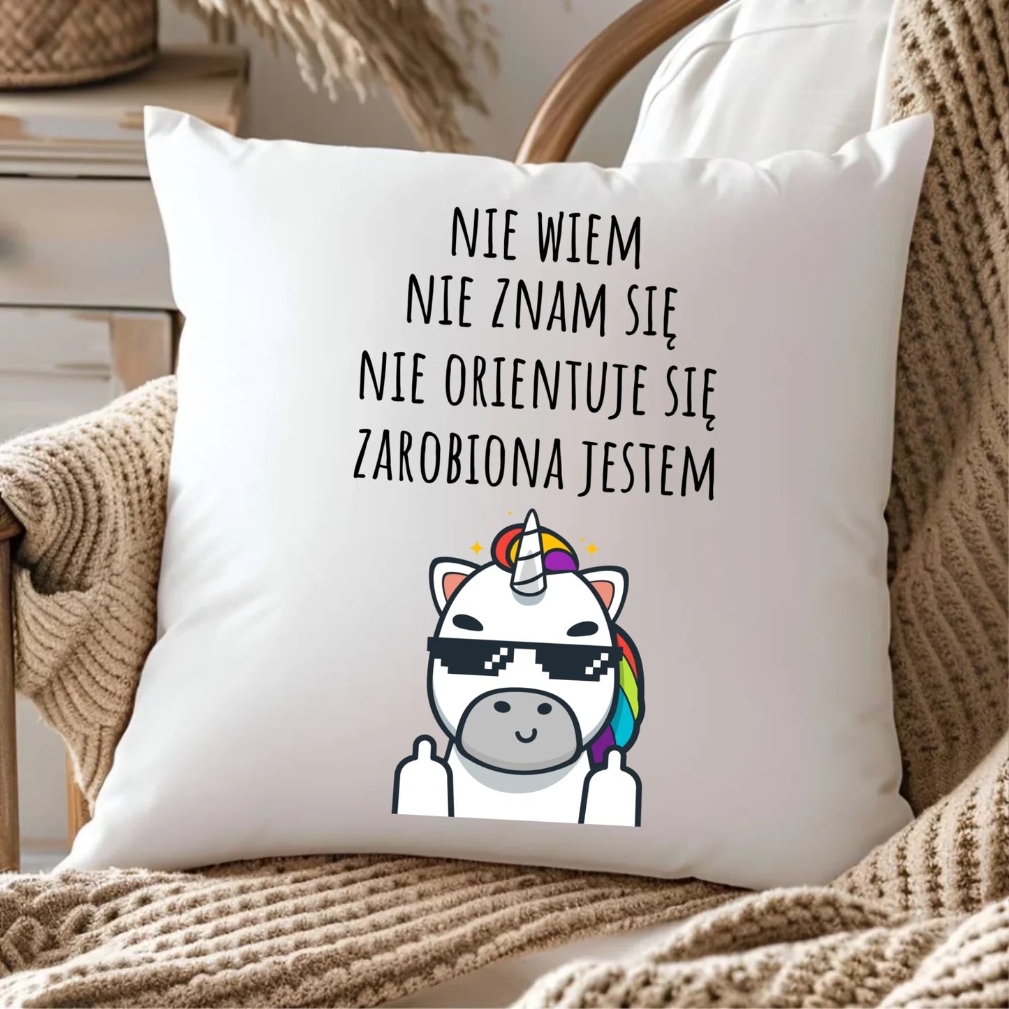 Śmieszna poduszka z napisem - Nie wiem, nie znam się, zarobiona jestem DZ05 - StoryCups.pl