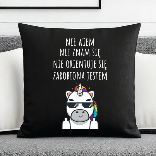 Śmieszna poduszka dekoracyjna z napisem - Nie wiem, nie znam się, zarobiona jestem DZ05 - StoryCups.pl