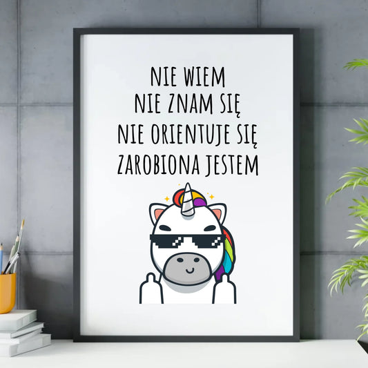 Plakat w ramie - Nie wiem, nie znam się, zarobiona jestem DZ05 - StoryCups.pl