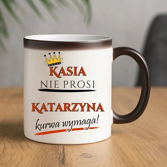 Kubek magiczny - Nie prosi, ku**a wymaga - bez cenzury - personalizowany DZ18 - StoryCups.pl