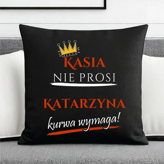 Poduszka dekoracyjna - Nie prosi, ku**a wymaga - bez cenzury - personalizowana DZ18 - StoryCups.pl