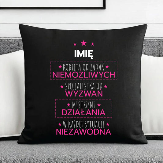 Poduszka dekoracyjna - Kobieta od zadań niemożliwych - personalizowana DZ19 - StoryCups.pl