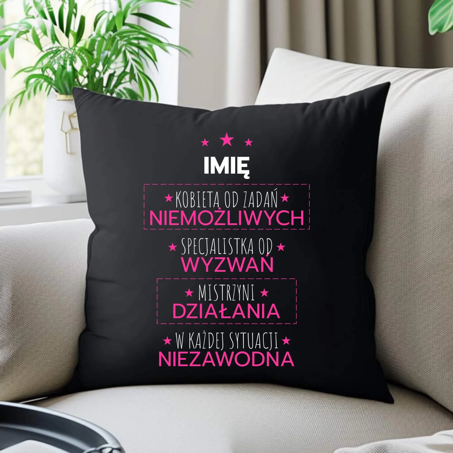 Poduszka dekoracyjna - Kobieta od zadań niemożliwych - personalizowana DZ19 - StoryCups.pl