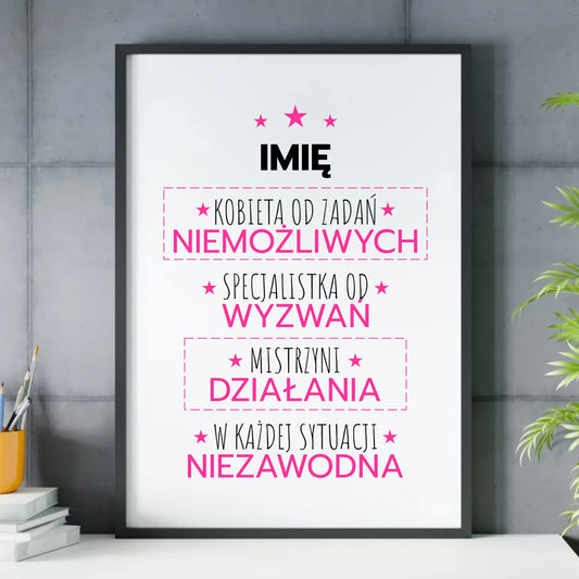 Plakat w ramie - Kobieta od zadań niemożliwych - personalizowany DZ19 - StoryCups.pl