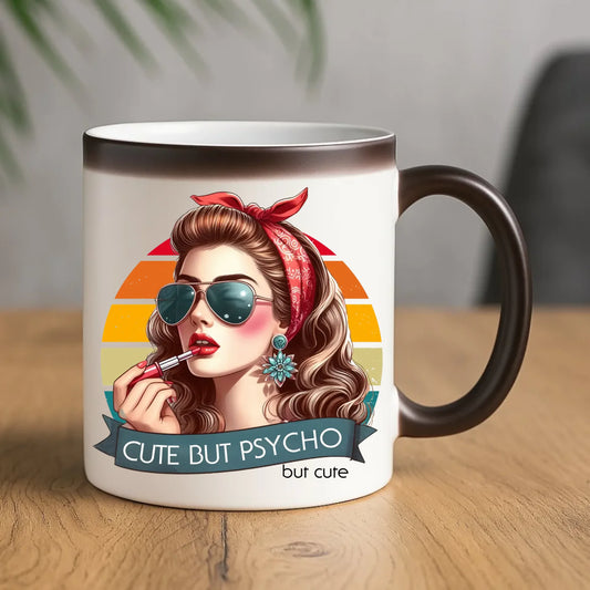 Kubek magiczny – Cute but psycho - w stylu retro DZ09 - StoryCups.pl