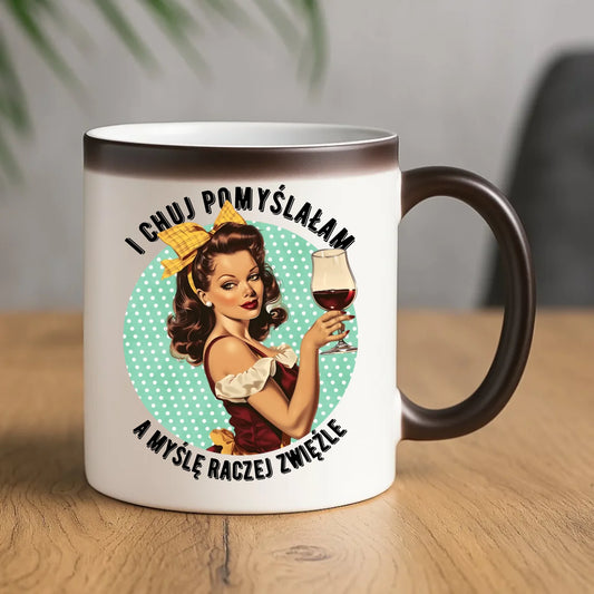 Śmieszny kubek magiczny retro - I ch*j pomyślałam, a myślę raczej zwięźle – bez cenzury DZ13 - StoryCups.pl