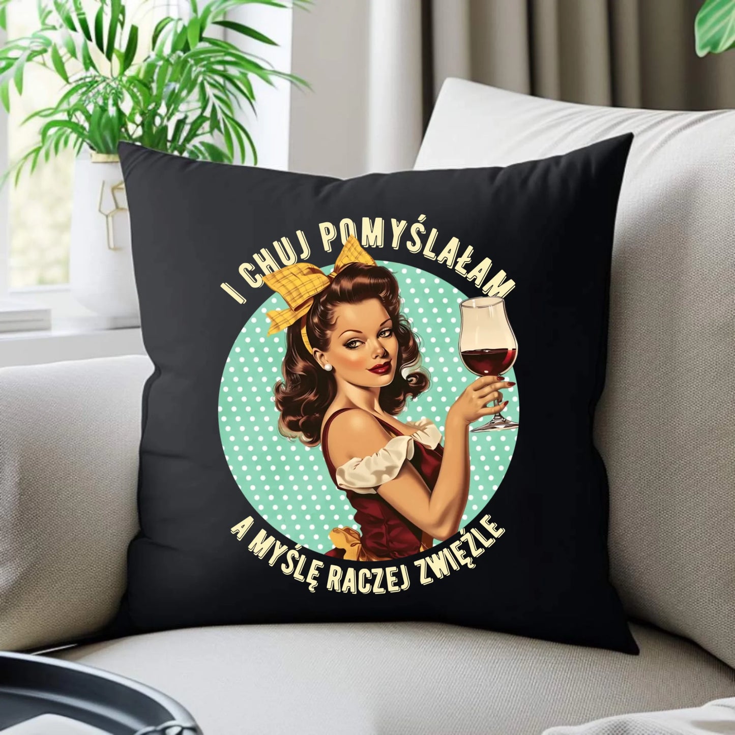Śmieszna poduszka dekoracyjna retro - I ch*j pomyślałam, a myślę raczej zwięźle – bez cenzury DZ13 - StoryCups.pl