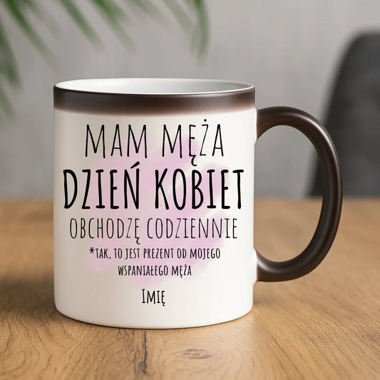 Kubek magiczny - prezent dla żony - Mam męża Dzień Kobiet obchodzę codziennie - personalizowany Ż01 - StoryCups.pl