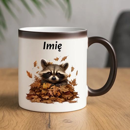 Kubek magiczny jesienny - Szop w liściach - personalizowany JS24 - StoryCups.pl