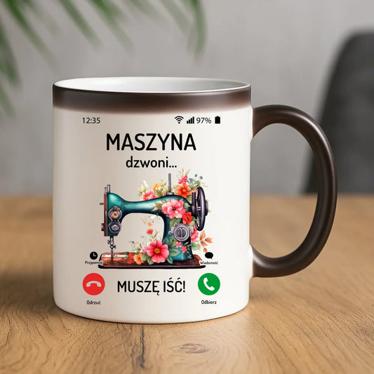 Kubek magiczny szyciowy dla krawcowej - Maszyna dzwoni muszę iść HS05 - StoryCups.pl