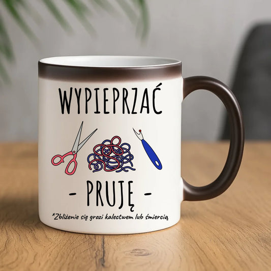 Kubek magiczny szyciowy dla krawcowej - Wypieprzać, pruję HS08 - StoryCups.pl