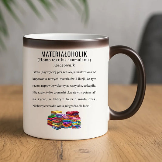 Kubek magiczny szyciowy dla krawcowej - Materiałoholik definicja HS11 - StoryCups.pl