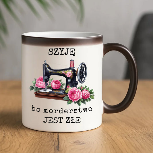 Kubek magiczny szyciowy dla krawcowej - Szyję, bo morderstwo jest złe HS14 - StoryCups.pl