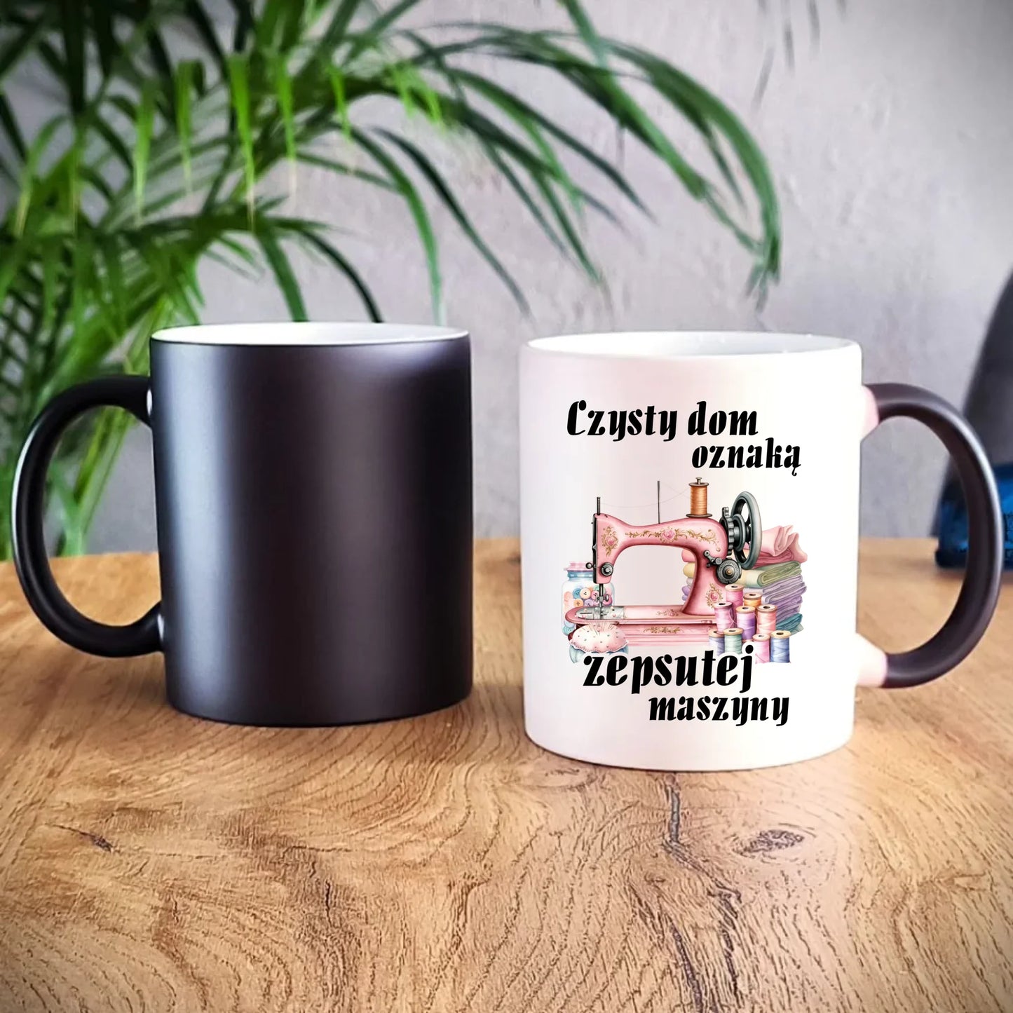Kubek magiczny szyciowy dla krawcowej - Czysty dom oznaką zepsutej maszyny HS15 - StoryCups.pl