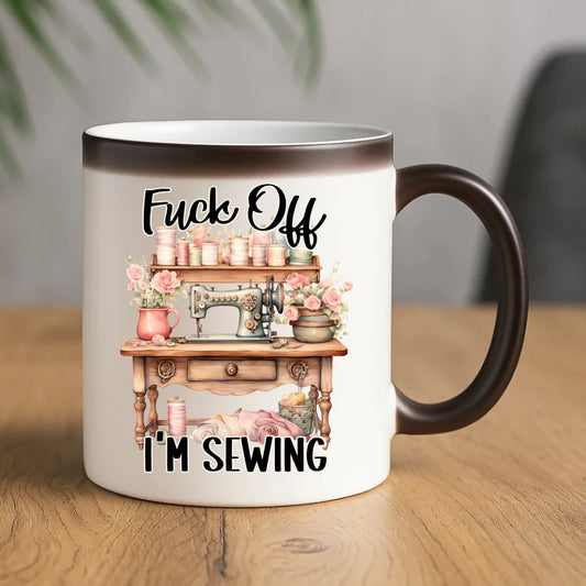 Kubek magiczny szyciowy dla krawcowej - Fck off im sewing HS16 - StoryCups.pl