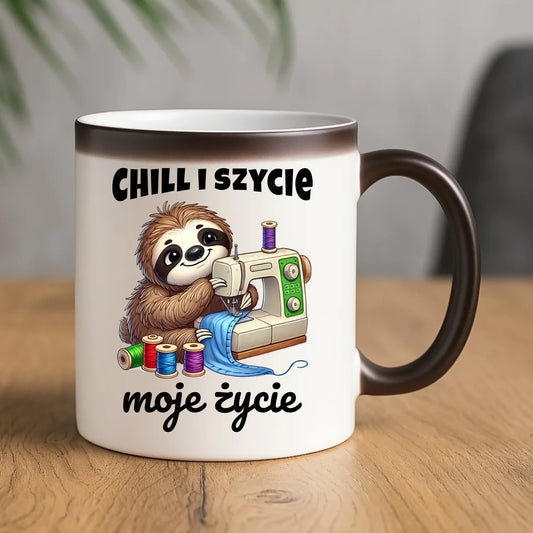 Kubek magiczny szyciowy dla krawcowej - Chill i szycie moje życie HS17 - StoryCups.pl