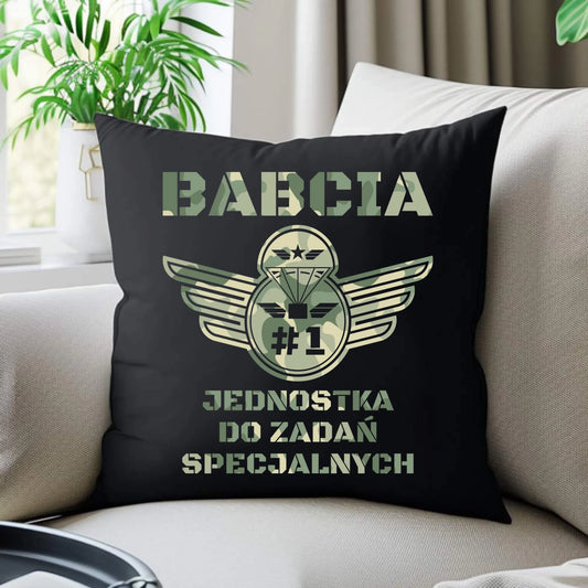 Poduszka dekoracyjna dla babci - Babcia jednostka do zadań specjalnych B31 - StoryCups.pl