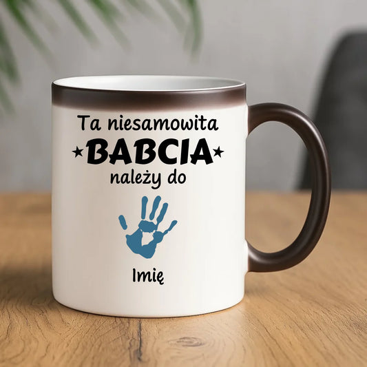 Kubek magiczny dla babci - Babcia należy do wnuków 1–6 imion – personalizowany B33