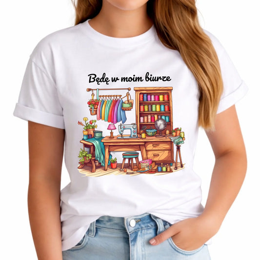 Koszulka damska szyciowa dla krawcowej - Będę w moim biurze HS07 - StoryCups.pl