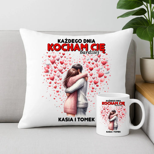 Zestaw poduszka i kubek dla par - Każdego dnia kocham Cię bardziej - personalizowany W09 - StoryCups.pl