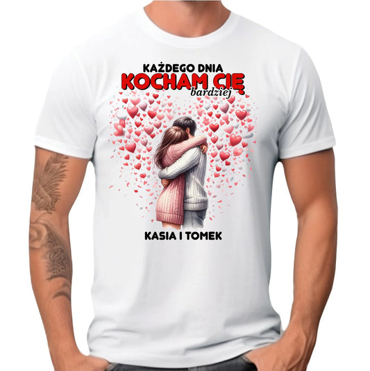 Koszulka męska dla par - Każdego dnia kocham Cię bardziej - personalizowana W09 - StoryCups.pl