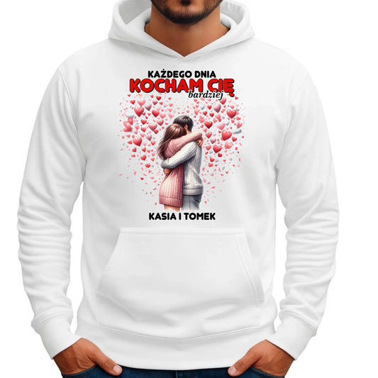 Bluza męska z kapturem dla par - Każdego dnia kocham Cię bardziej - personalizowana W09 - StoryCups.pl