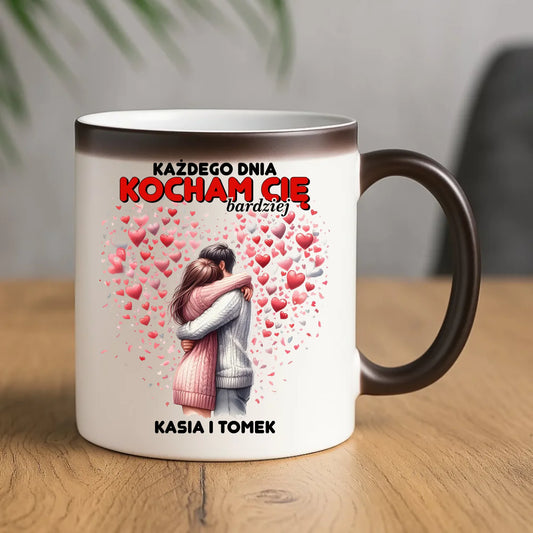 Kubek magiczny dla par - Każdego dnia kocham Cię bardziej - personalizowany W09 - StoryCups.pl