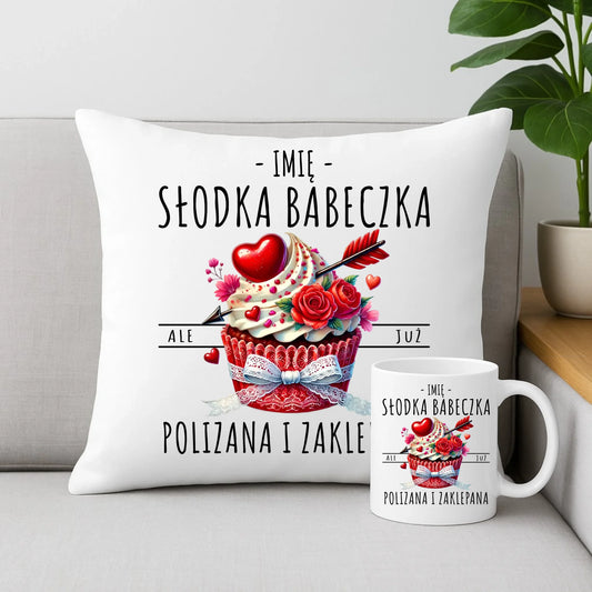 Zestaw poduszka i kubek - Słodka babeczka polizana i zaklepana - personalizowany W37 - StoryCups.pl