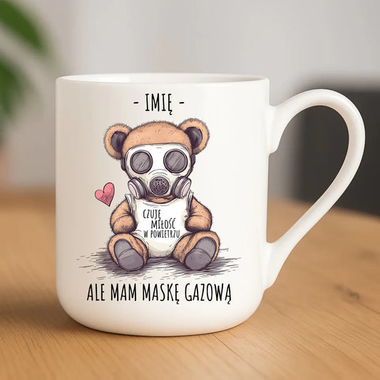 Kubek elegant - Miś w masce gazowej - Czuję miłość w powietrzu - personalizowany W38 - StoryCups.pl