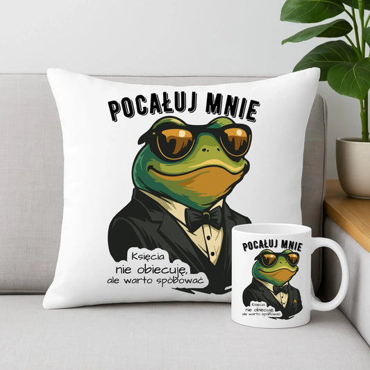 Zestaw poduszka i kubek - Żaba w garniturze pocałuj mnie W55 - StoryCups.pl