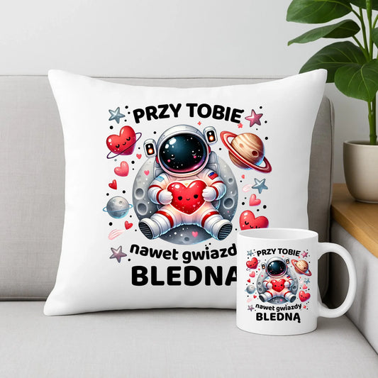 Zestaw poduszka i kubek dla par - Przy Tobie nawet gwiazdy bledną W57 - StoryCups.pl