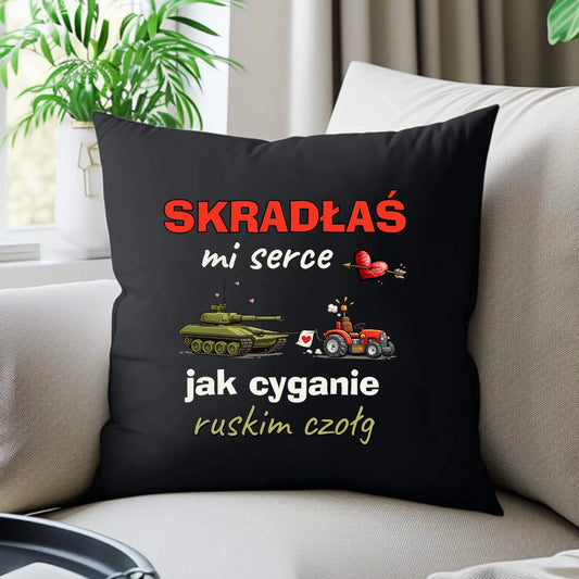 Poduszka dekoracyjna - Skradłaś mi serce jak cyganie ruskim czołg W76 - StoryCups.pl