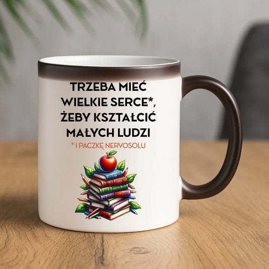 Kubek magiczny dla nauczyciela - Trzeba mieć wielkie serce i paczkę nervosolu N73 - StoryCups.pl